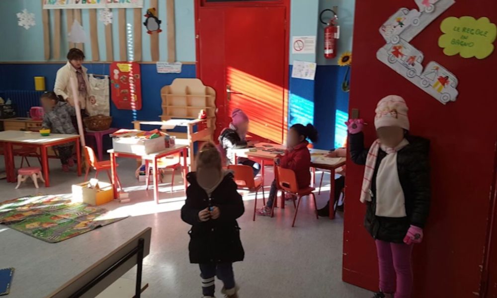 Prestino, vandali all’asilo: aule ghiacciate, bimbi con sciarpe e piumini
