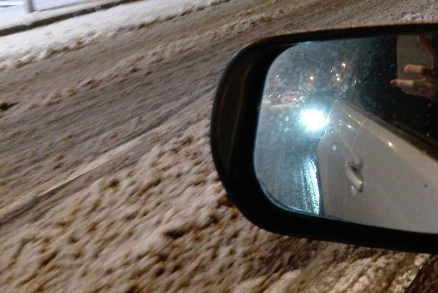 Como, neve e ghiaccio sulle strade al risveglio: proteste e ingorghi