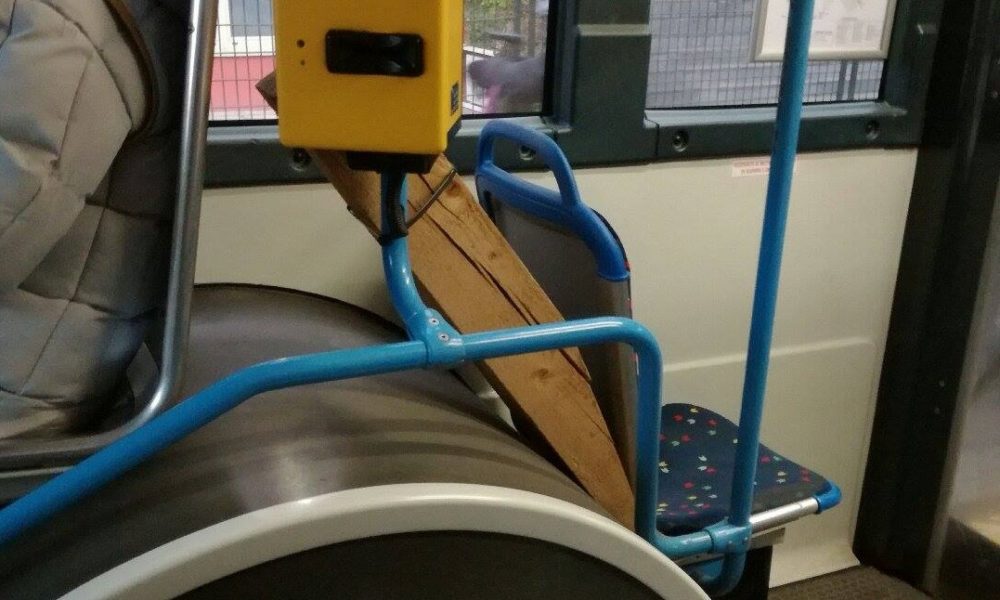 Argegno, aggressione sul bus. Anziano colpisce ragazzo con forbici