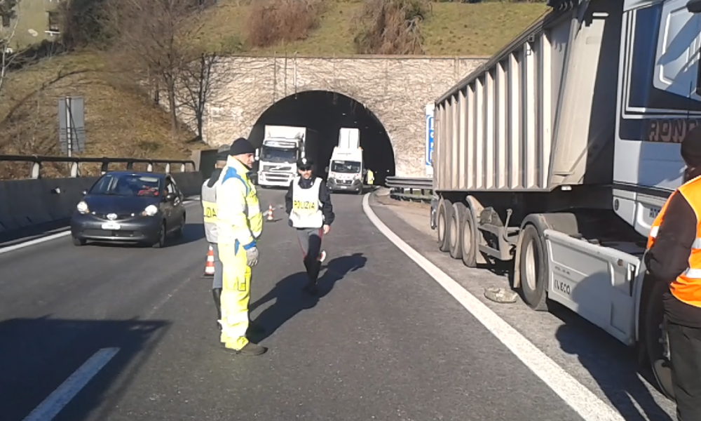 VIDEO Guasto a una turbina, camion fermo in autostrada: densa colonna di fumo e coda