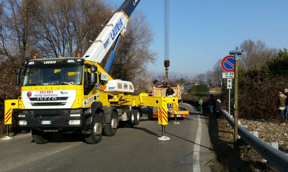 FOTO Camion perde il carico: un’ora di intervento per liberare via del Doss