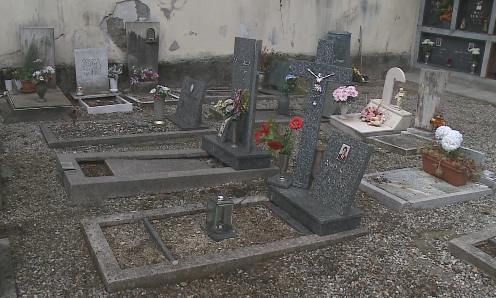 Camnago: tombe sprofondate, muri ammuffiti. Il cimitero di Alessandro Volta nel degrado