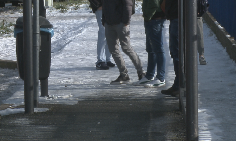 Como: dopo la neve, il ghiaccio. Marciapiedi impraticabili, decine di cadute in città