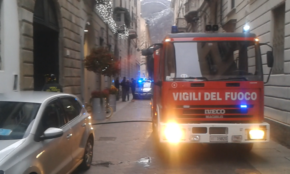 VIDEO Como centro: incendio in un appartamento di via Giovio, un ustionato grave