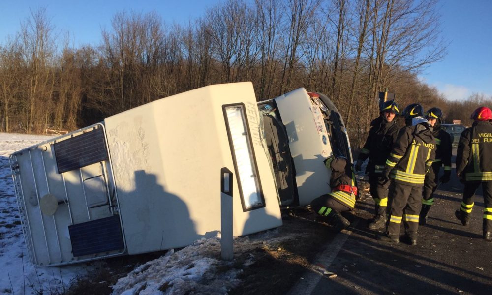 Incidente lungo la Garibaldina: camper si ribalta in un campo