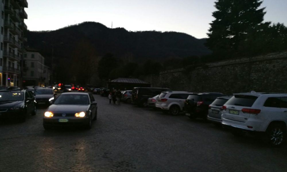 GALLERY Sosta a Como, Epifania (anni ’80) di una sconfitta: le mura diventano maxi parcheggio