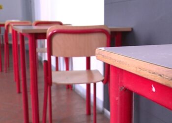 Banchi vuoti in una scuola a causa del Covid