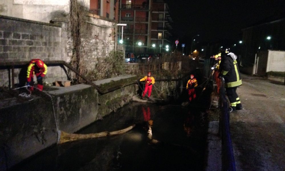GALLERY Como, olio nel torrente: i vigili del fuoco intervengono con barriere protettive