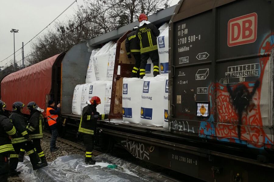 Cantù, treno perde carico di fertilizzanti chimici. Traffico bloccato sulla Milano-Como-Chiasso