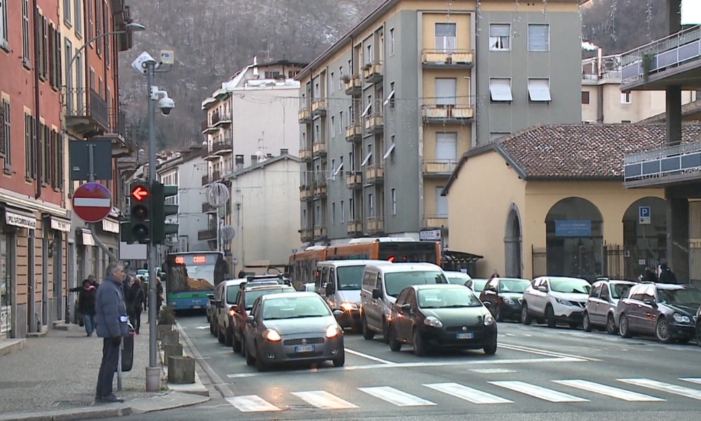 Eventi di Natale, stop alle auto in via Milano nei weekend: la rabbia dei commercianti e opposizioni contrarie alla misura