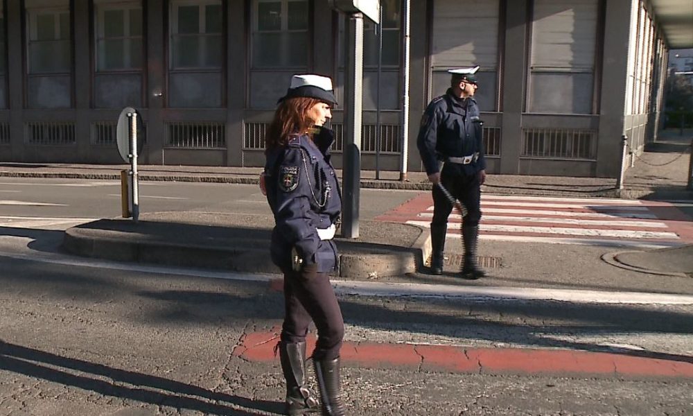 Attraversamento pericoloso di viale Masia, gli agenti confermano: “Sole accecante”. Presidio permanente