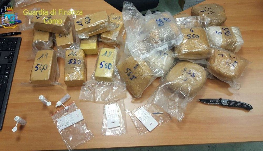 VIDEO Dieci chili di eroina nel doppiofondo dell’auto. Due arresti a Brogeda