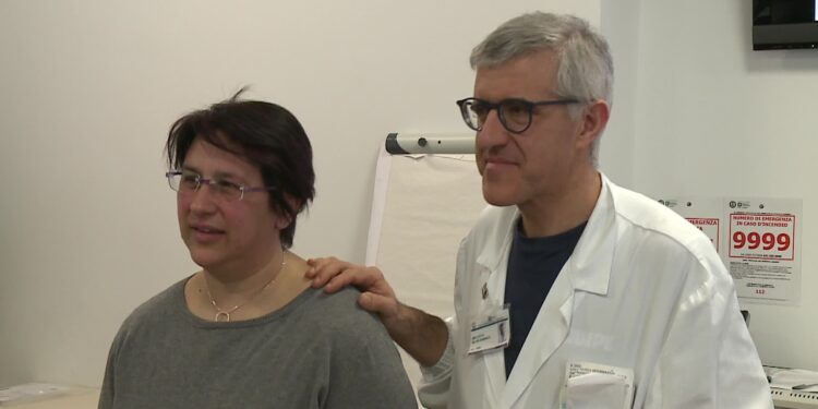 La signora Manca con  il primario di Neurochirurgia del Sant'Anna Silvio Bellocchi