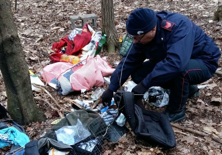 Spaccio nei boschi di Locate Varesino, arrestate dai carabinieri due “vedette”