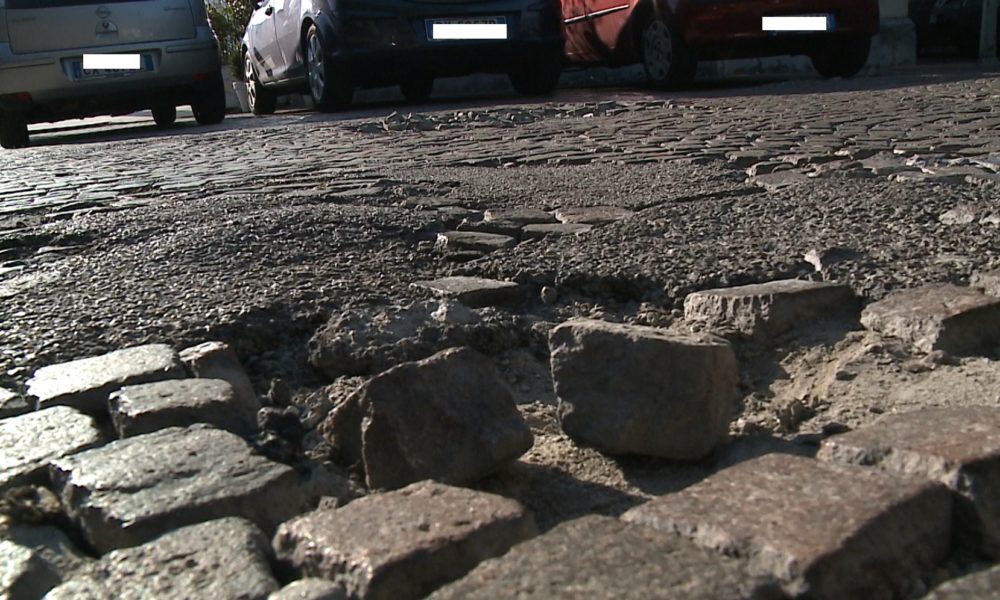 Viale Geno, cade in una buca e si frattura. Passeggiata come un campo di battaglia