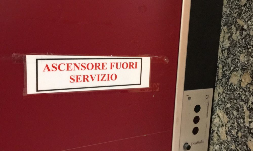 VIDEO Vecchio Sant’Anna, ascensori fermi: 91enne in carrozzina bloccata al quinto piano