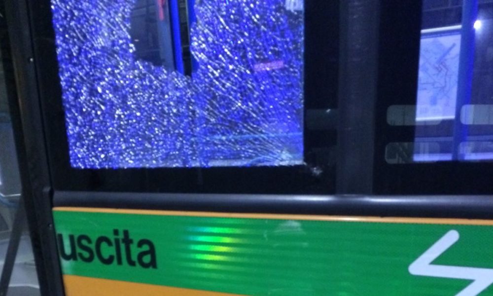 Como, piazza Roma: bus in corsa preso a sassate. Finestrino sfondato