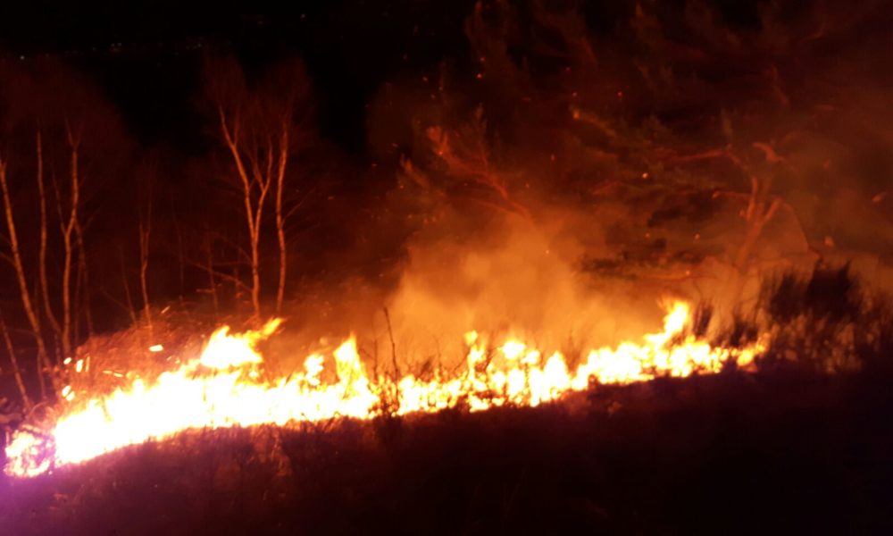FOTOGALLERY – Incendi in Altolago, otto squadre dei vigili del fuoco da Como e Sondrio