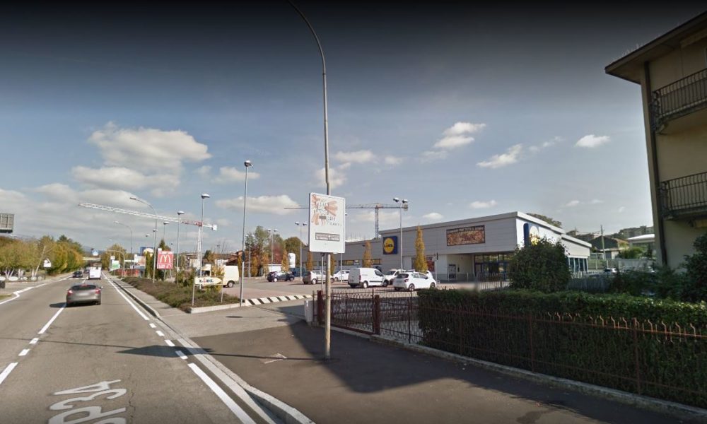 Botte e minacce alla guardia del “super”: tre italiani arrestati