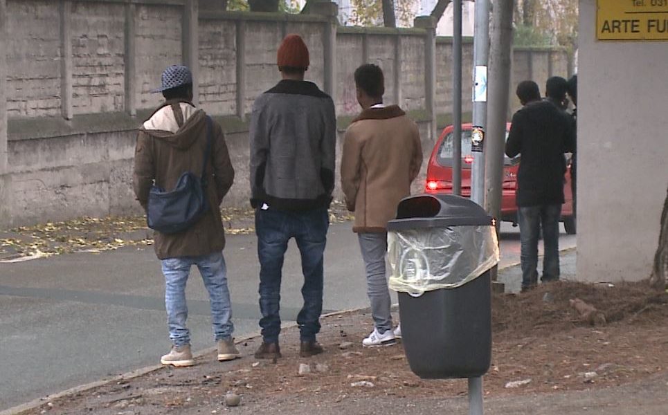 Sgominata banda di passatori: portavano i migranti da Como alla Svizzera, chiedevano 150 euro a testa