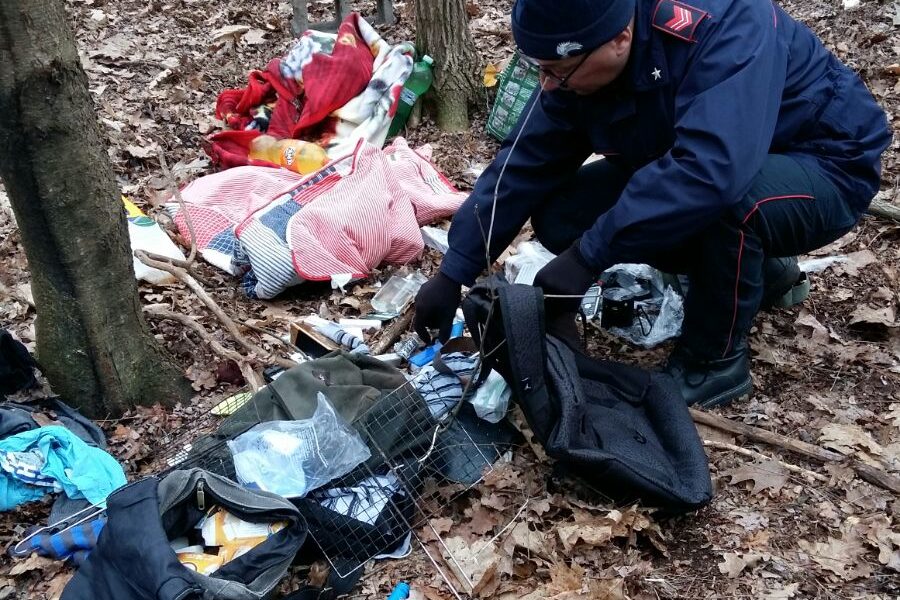 Evade dai domiciliari e i carabinieri lo trovano nel bosco dello spaccio, arrestato uomo di 38 anni