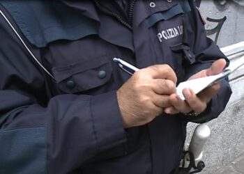vigile che fa multa