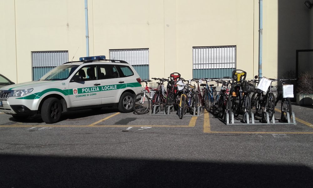 FOTO Bici rubate e abbandonate trovate a Como. Sono in custodia al comando dei vigili