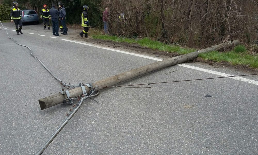 Incidente a Faloppio, l’auto abbatte un palo e finisce nella scarpata