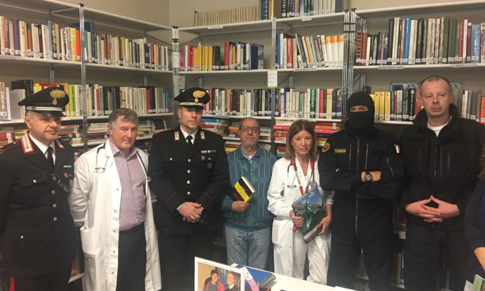 Il comandante Alfa al Sant’Anna: una copia di “Cuore di rondine” per la biblioteca del Day Hospital