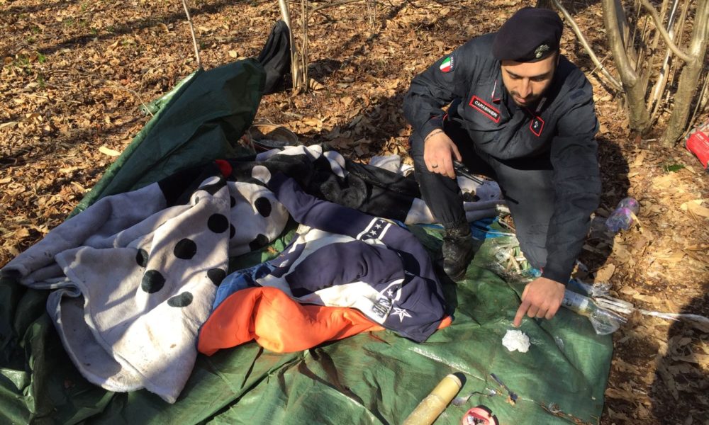 Appiano, blitz dei carabinieri nel bosco: vecchio capanno da caccia usato come rifugio dai pusher