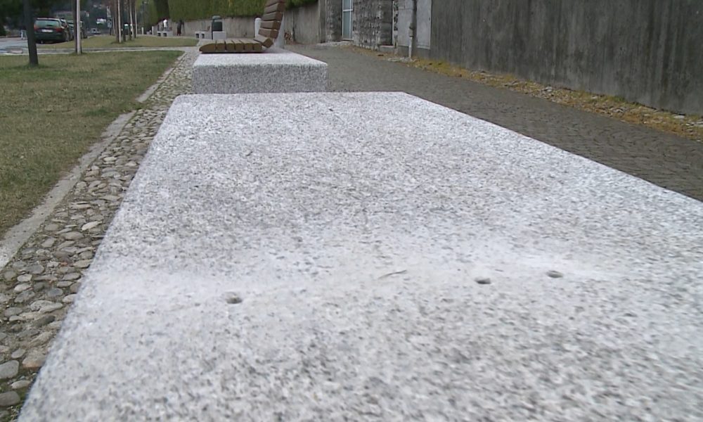 Viale Geno, vandali scatenati: divelti i nuovi schienali, mancano i tasselli per rimontarli