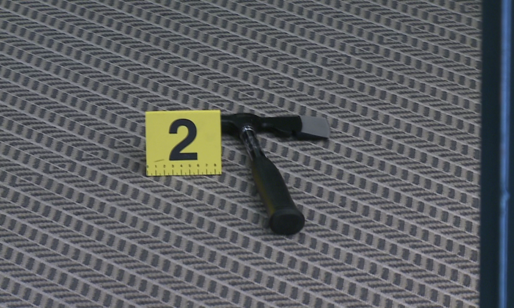 VIDEO Rapina in gioielleria, il testimone: “Uno ci puntava contro la pistola, l’altro ripuliva la vetrina”