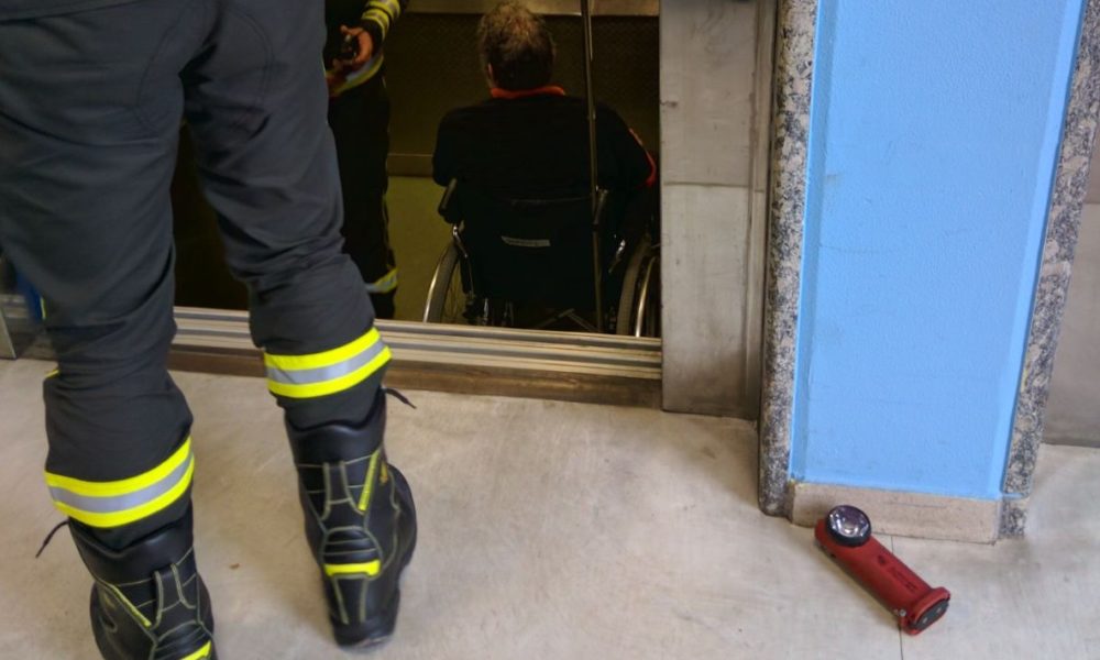 GALLERY “Chiusi in ascensore al buio per 20 minuti” drammatico racconto di una telespettatrice dal poliambulatorio di via Napoleona