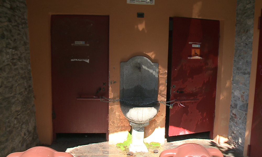 VIDEO Bagni chiusi, perdite d’acqua e insetti ovunque: il desolante quadro dei giardini di via Vittorio Emanuele