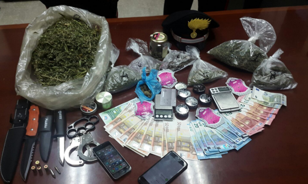 Droga “fai da te” ad Anzano del Parco: serra di marijuana, due ragazzi in carcere