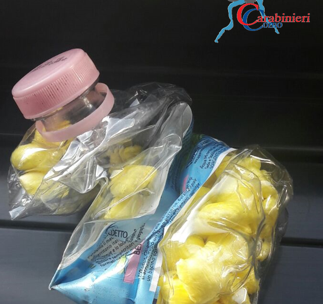 Spaccio di droga, doppio arresto in Brianza: coca nascosta a lato strada