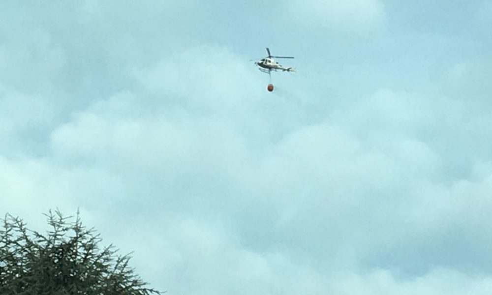 Incendio al Baradello, elicotteri in azione per spegnere gli ultimi focolai
