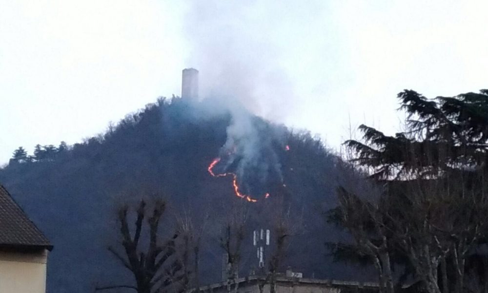VIDEO – Incendio sotto il Baradello, colonna di fumo visibile da tutta Como