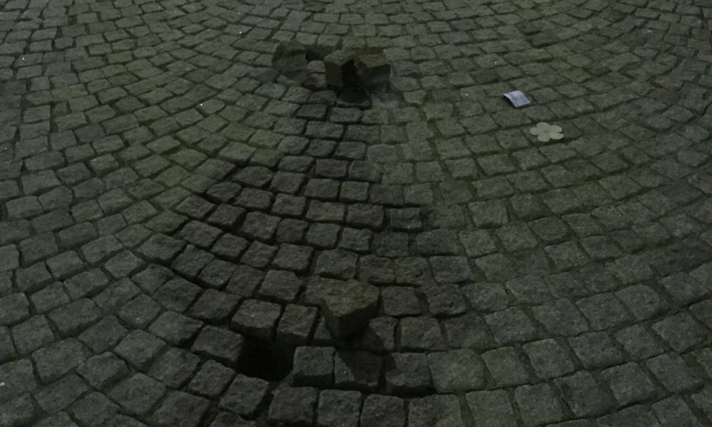 Como, foto dalla zona di piazza Volta: il nuovo porfido “salta” ancora