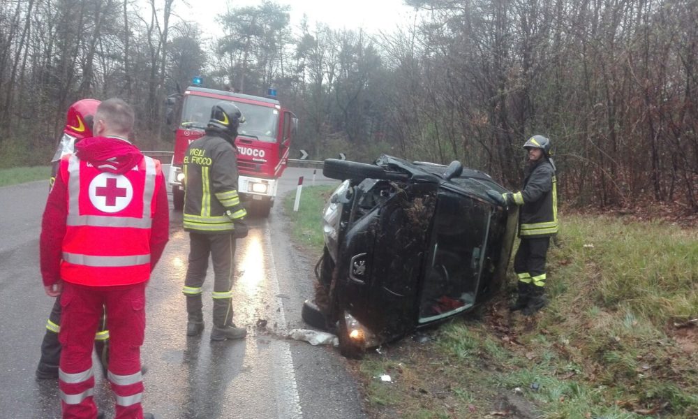 Auto ribaltata a Alzate Brianza: 19enne alla guida, non è grave