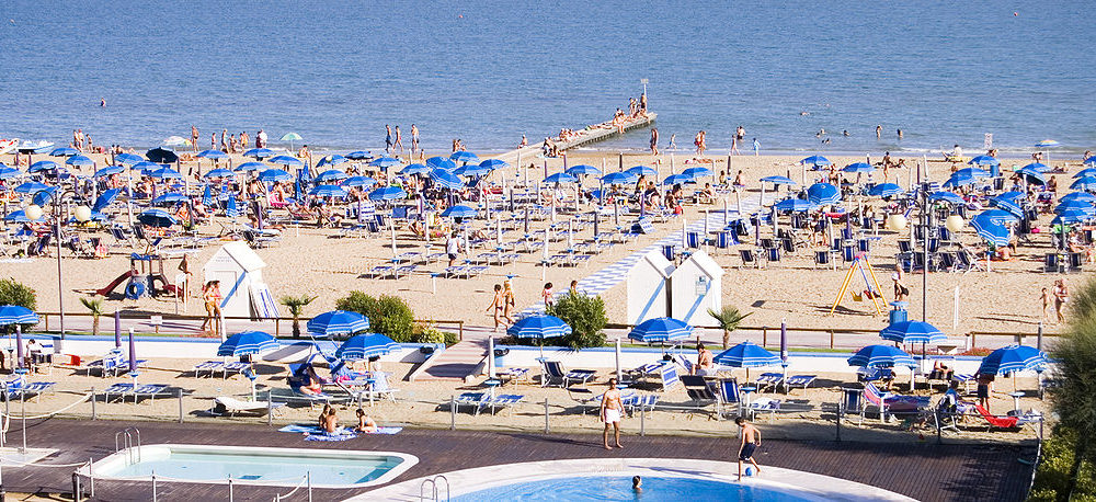 Annunci di case vacanza e “pacchi” online: comasco a processo per truffa