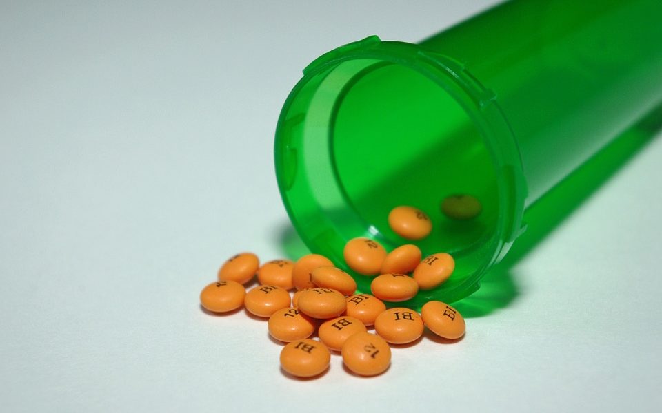 “Hai il tumore”, e gli vendono 3mila euro di farmaci. Rumeni a processo per truffa