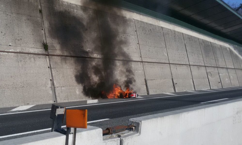 Autostrada A9: moto in fiamme, il pilota non è in pericolo di vita