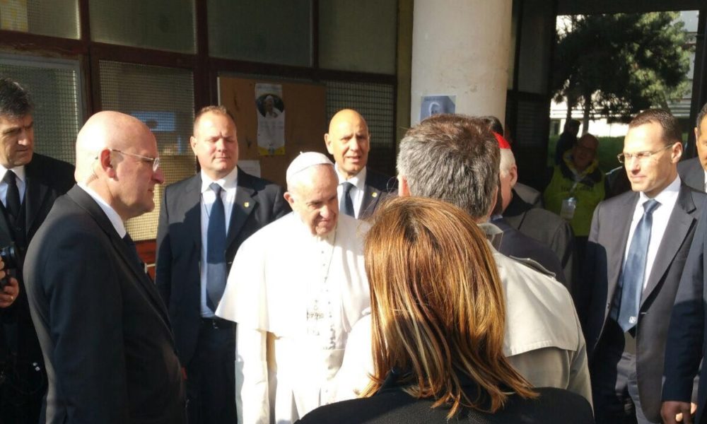 FOTO – Il Papa a Milano e Monza, le prime foto: l’arrivo e la visita a Linate