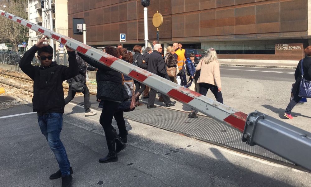 Camion abbatte le sbarre in viale Lecco: disagi per pedoni e auto. Situazione ripristinata