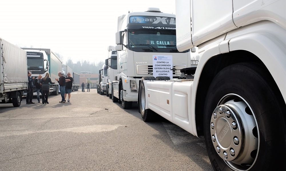 Autotrasportatori in protesta: presidio a Como e serpentone lungo le strade di Lecco