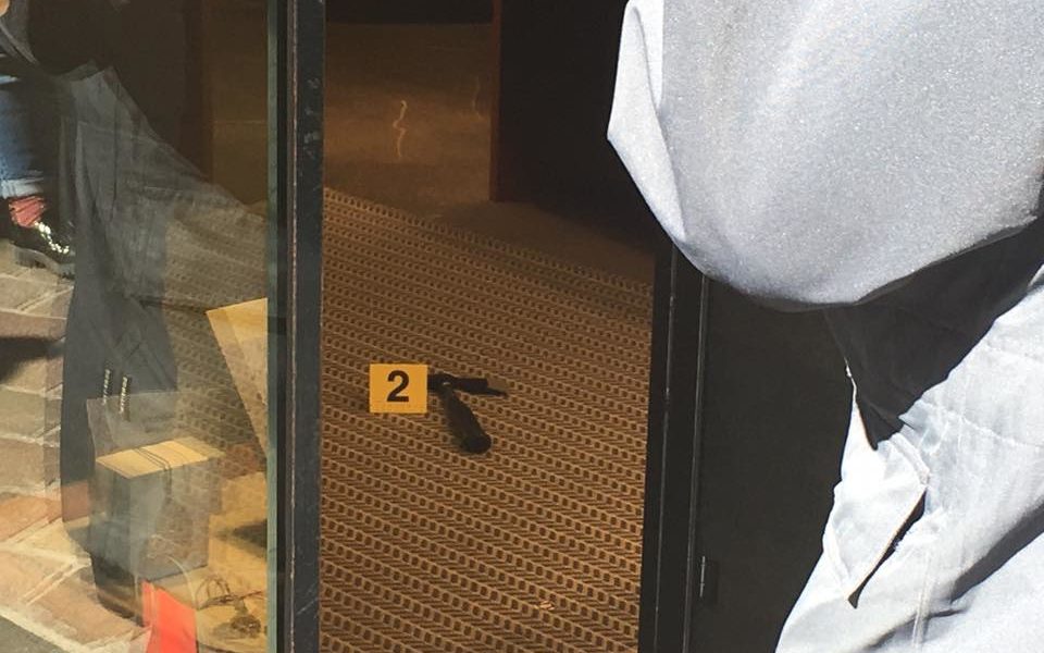 VIDEOCRONACA Como, pistola e ascia in mano: rapina alla gioielleria Pennacchioli in centro storico