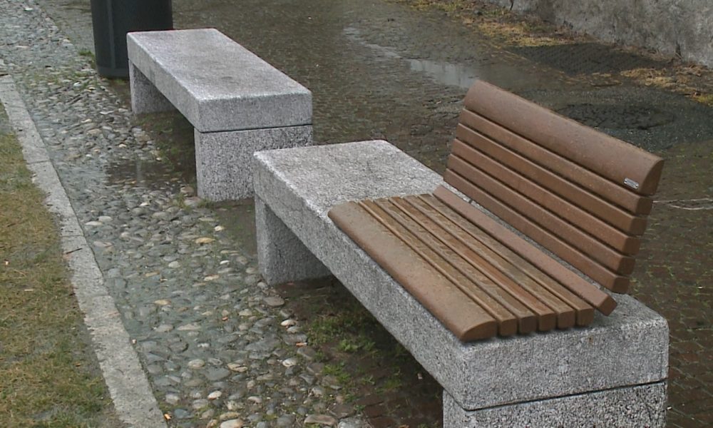 Viale Geno, il Comune mette gli schienali alle panchine: un diluvio di critiche