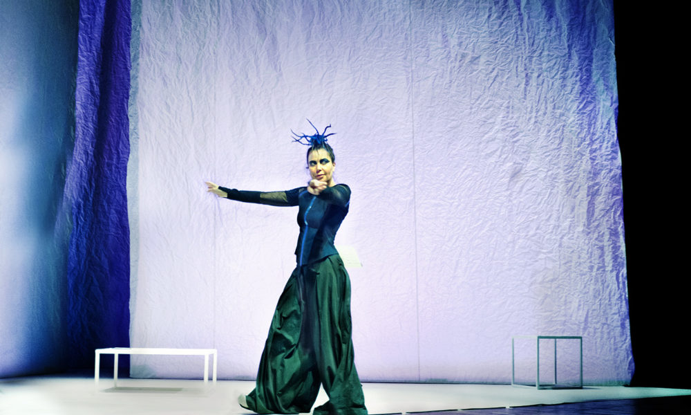 La prima volta di Sabina Guzzanti a Como. Venerdì in scena al Sociale con “Come ne venimmo fuori”