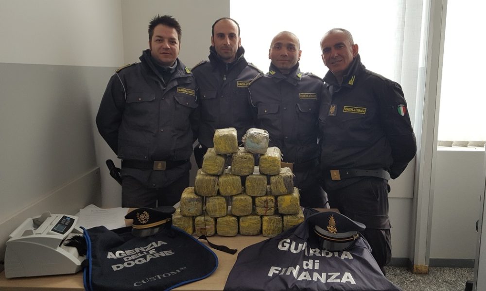 Dogana di Brogeda: droga nel doppiofondo dell’auto, sequestrato l’equivalente di 30mila dosi